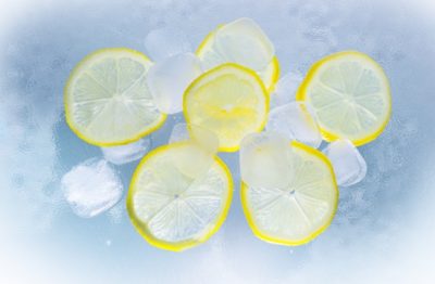 ice cubes and lemon